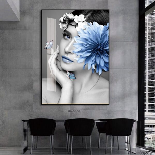 אישה עם פרח כחול