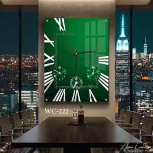 שעון קיר יוקרתי לסלון מזכוכית ברקע ירוק