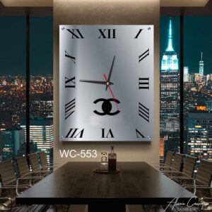 שעון קיר יוקרתי מזכוכית ברקע אפור