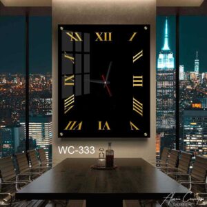 שעון זכוכית יוקרתי לקיר בסלון ברקע שחור חלק