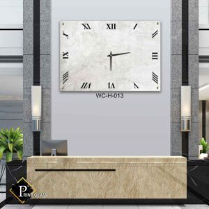 שעון קיר דקורטיבי לבית מזכוכית ברקע שיש לבן אפור