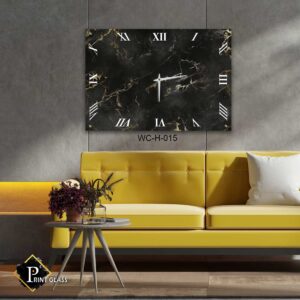 שעון זכוכית שחור לסלון ברקע שיש עם זהב