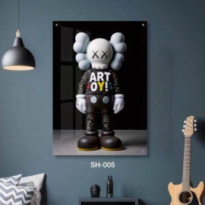 תמונה מגניבה מזכוכית לבית של בובה ברקע שחור