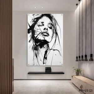 תמונה ללובי בניין של דיוקן אישה מופשט בשחור לבן