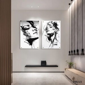 תמונה ללובי בניין של דיוקנאות מופשטים בשחור לבן